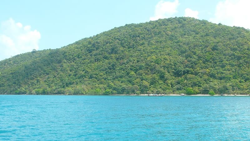 Green hills and clear shallow water off Koh Tan, south of Koh Samui