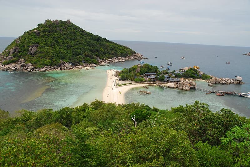 The sandbar between the islets of Koh Nang Yuan seen from above